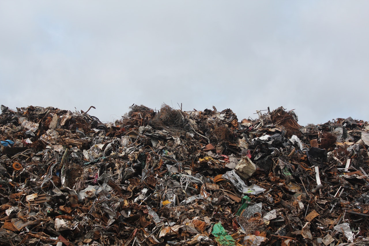 Søppeldynge full av plast